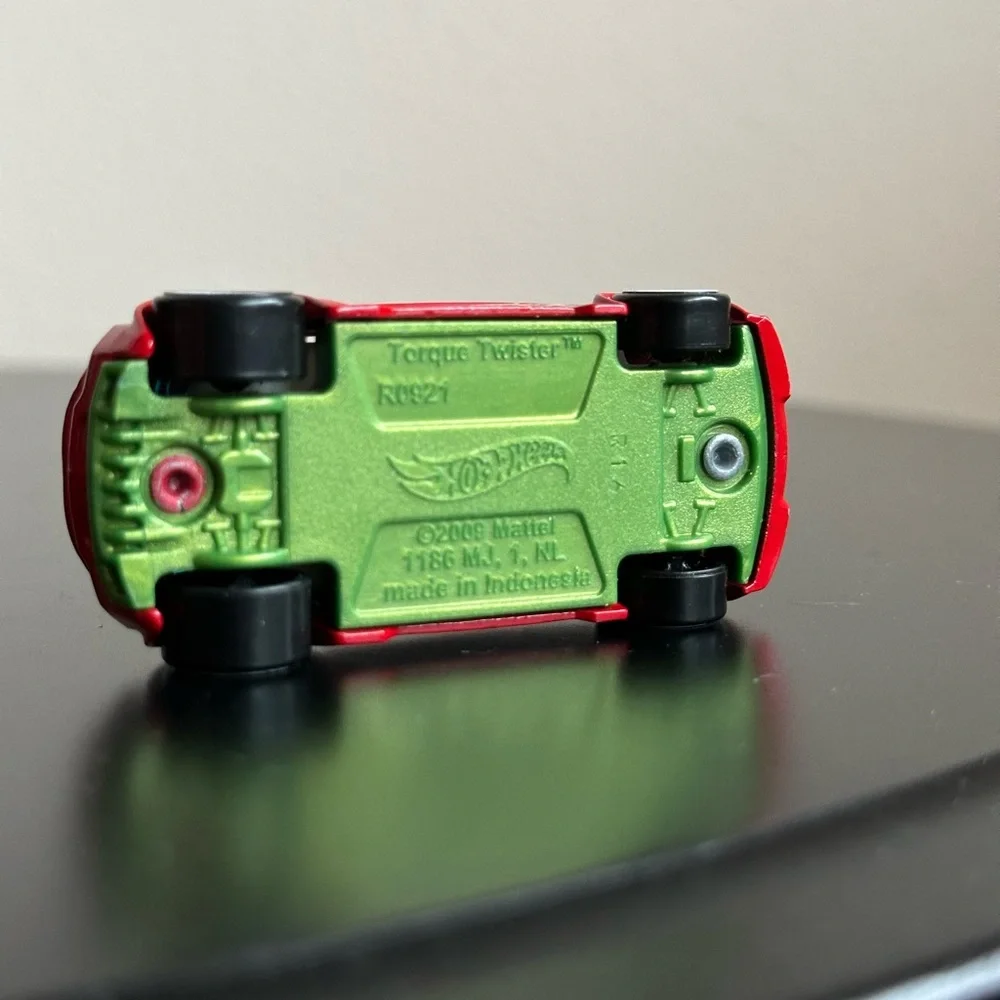 2009 HOT WHEELS TORQUE TWISTER #04 HW RESCUE RED 1:64 DIECAST 2.5" CAR - Picture 12 of 13